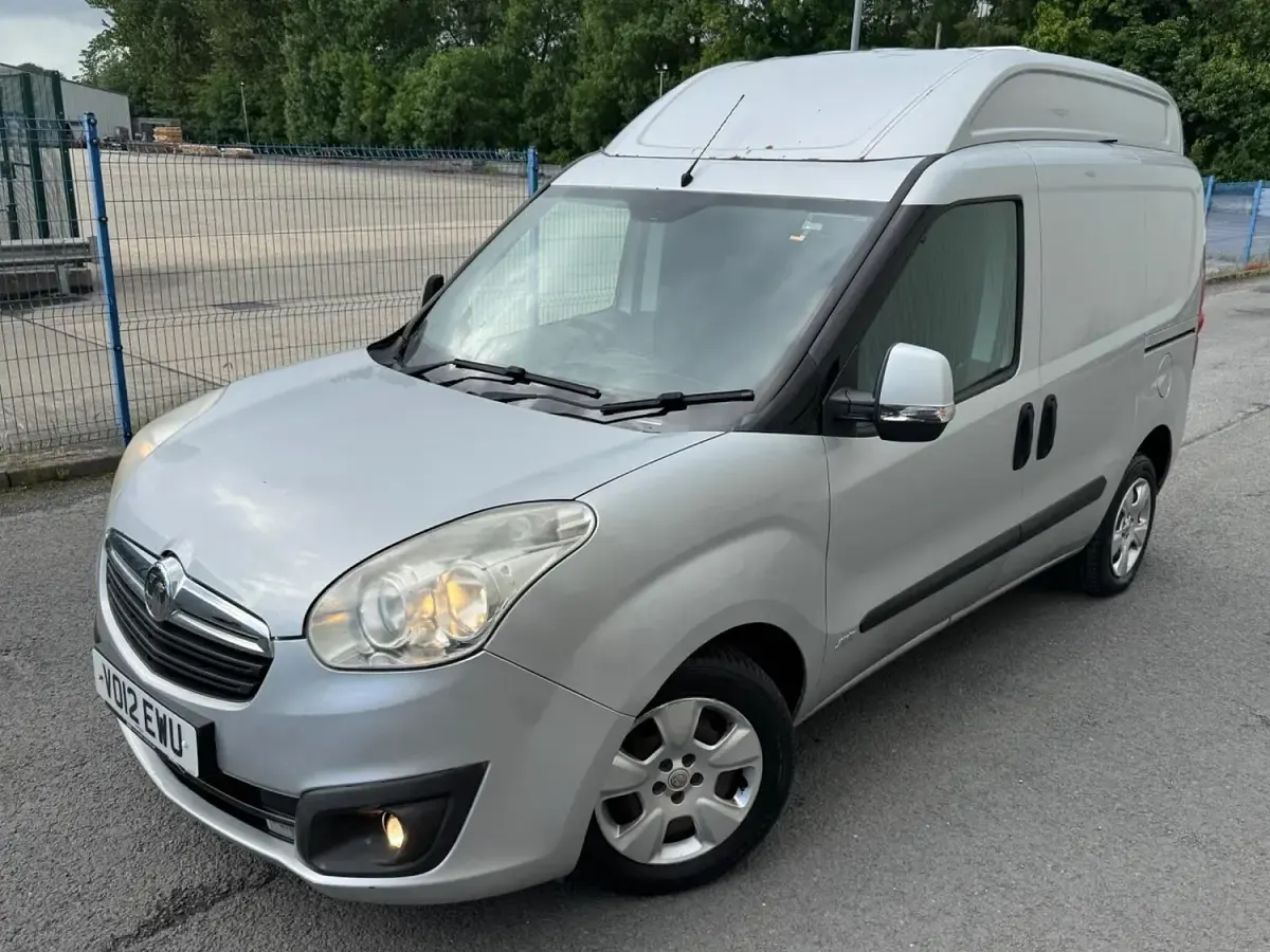 Used Vauxhall Combo Sportive 105 HP (77 kW) 2012 Blue MPV