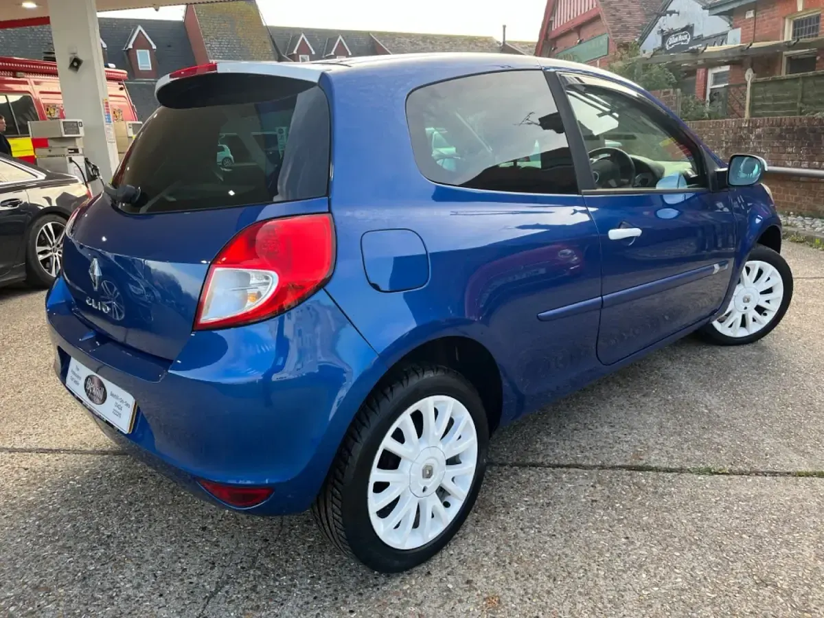 Used Renault Clio 86 HP (63 kW) 2010 Blue Hatchback