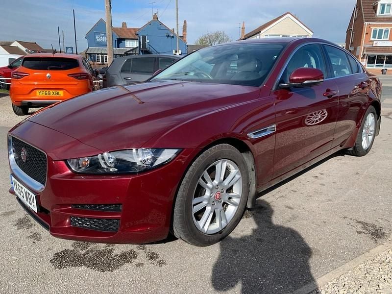Used Jaguar XE Prestige 240 HP (176 kW) 2015 Red Sedan