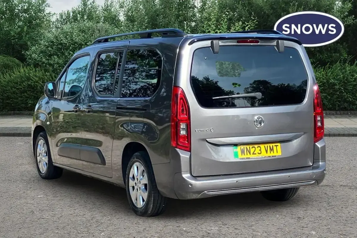 Usado Vauxhall Combo Design Edition 100 kW (136 CV) 2023 Gris Monovolumen