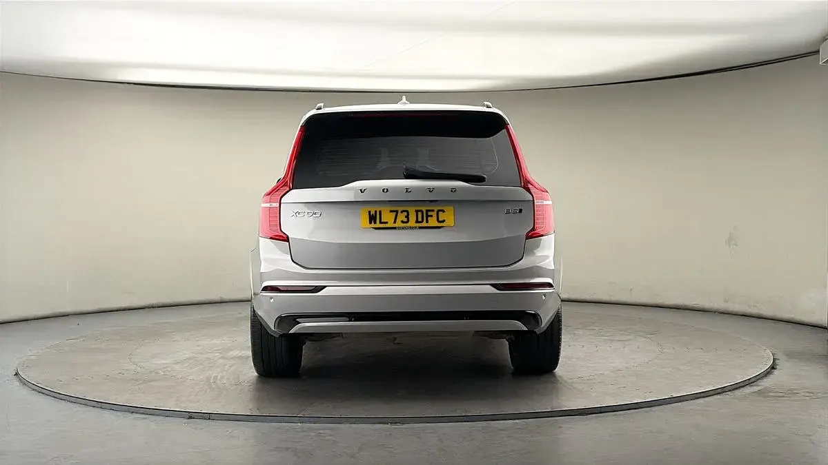 Używany Volvo XC90 Plus 250 KM (183 kW) 2023 Srebrny SUV