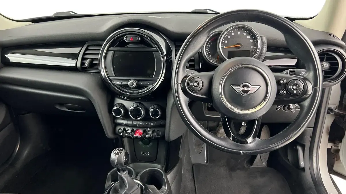 Usado Mini Cooper D Hatch 114 HP (83 kW) 2017 Prateado Citadino