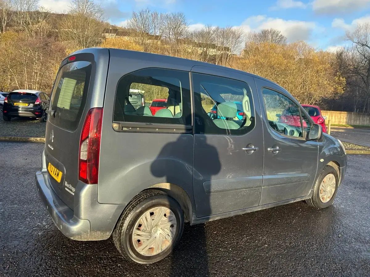 Usado Citroën Berlingo VTR Sport 92 CV (67 kW) 2013 Gris Monovolumen