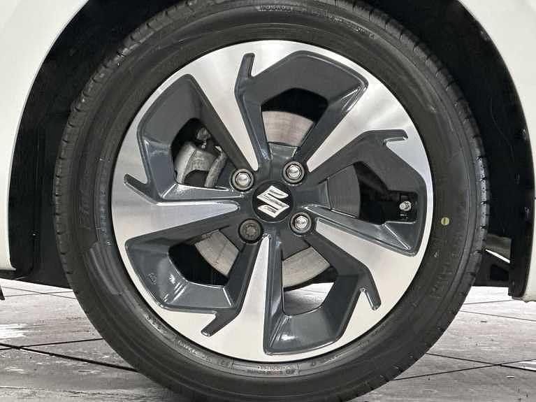 Used Suzuki Swift 82 HP (60 kW) 2025 Pure white pearl metallic Hatchback