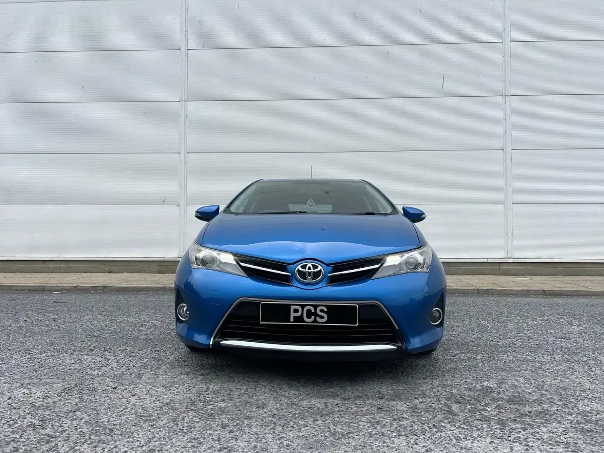 Used Toyota Auris Plus 90 HP (66 kW) 2014 Blue Hatchback