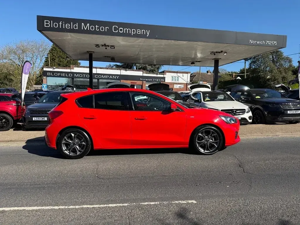 Used Ford Focus ST-Line 125 HP (91 kW) 2019 Red Hatchback