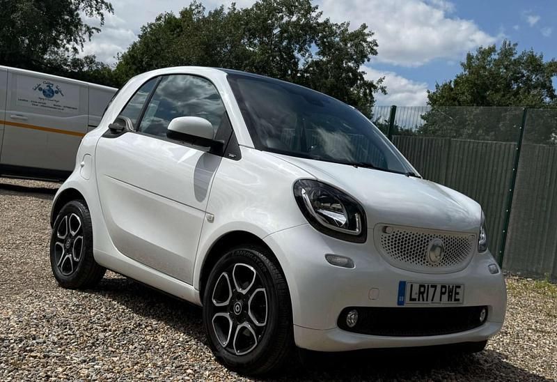 White Used 2017 Smart ForTwo Coupé Premium Coupe | £7,888 (Fair price) - Image 1/4
