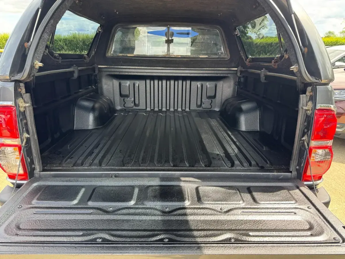 Used Toyota HiLux 171 HP (125 kW) 2015 Grey Pickup