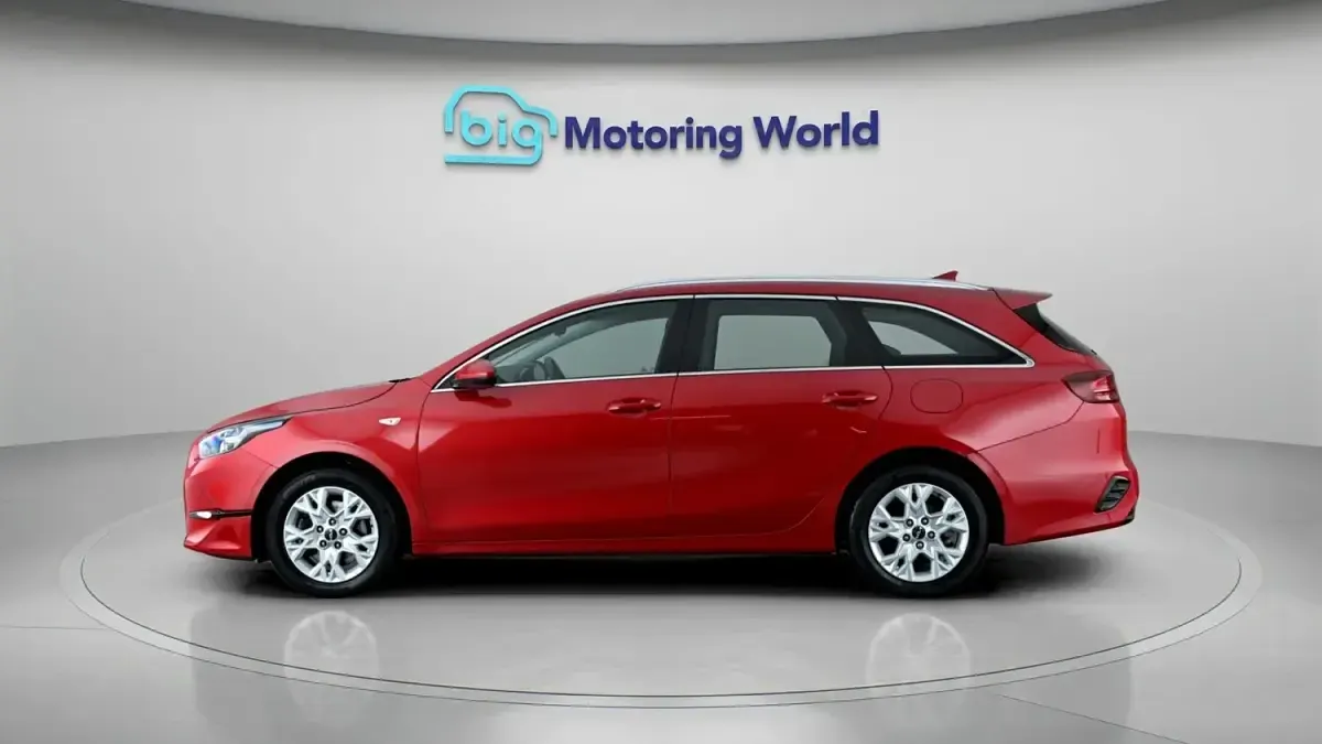 Käytetty Kia Ceed 160 HP (117 kW) 2023 Punainen Viistoperä