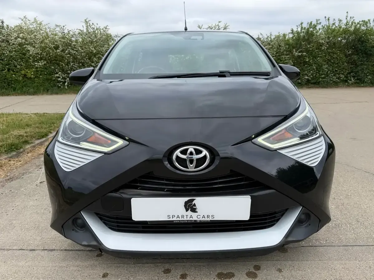 Begagnad Toyota Aygo X-play 2022 Svart Halvkombi