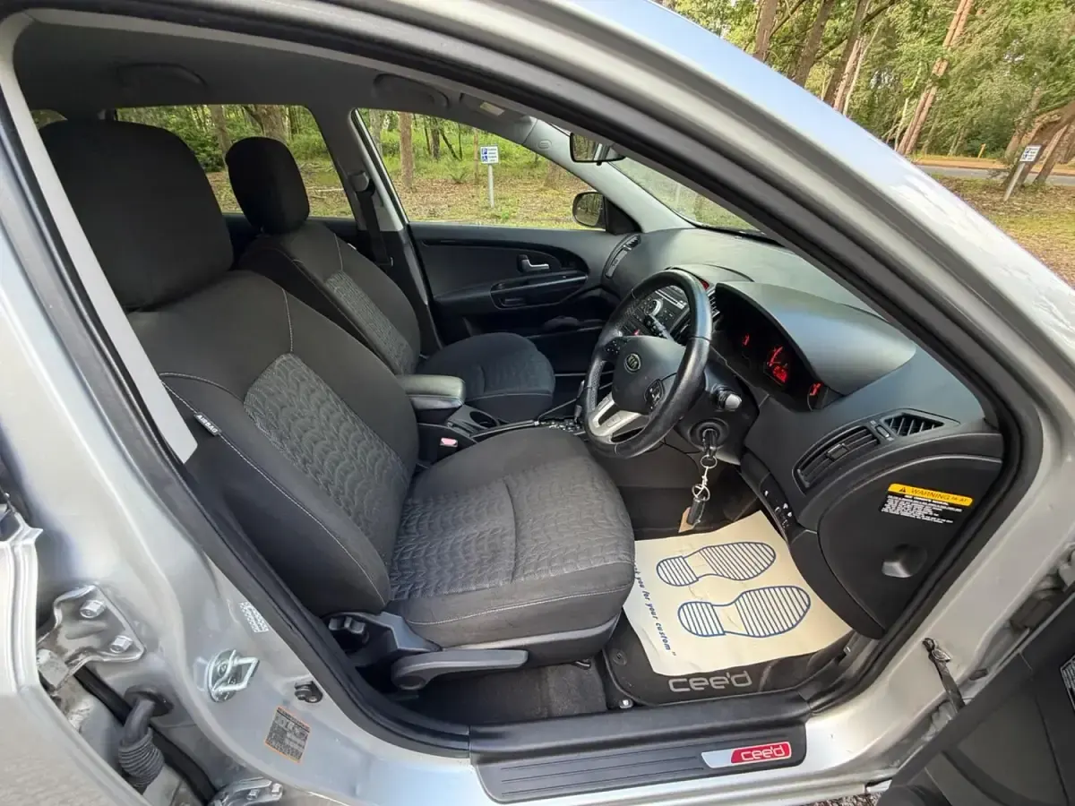 Used Kia Ceed 2011 Silver Hatchback