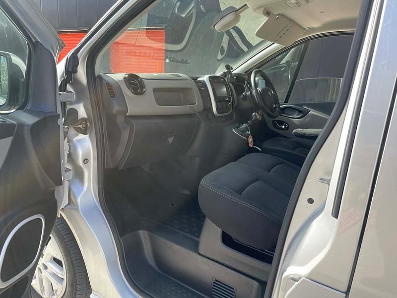 Used Renault Trafic 2014 Silver MPV