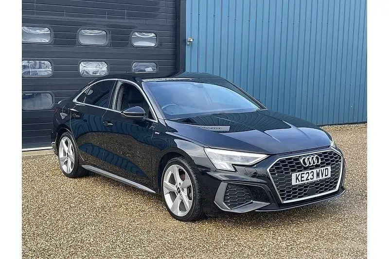 Używany Audi A3 S-Line 110 KM (80 kW) 2023 Czarny Sedan/Limuzyna