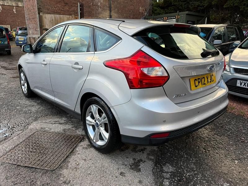 Begagnad Ford Focus Zetec 2012 Silver Halvkombi
