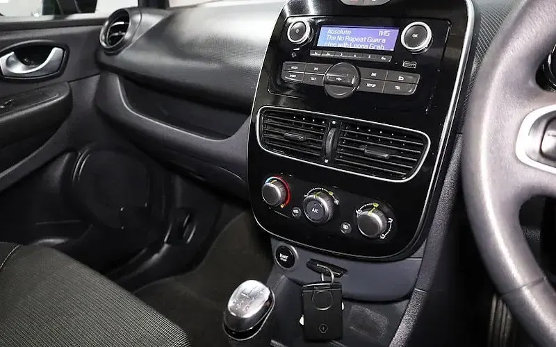 Used Renault Clio Play 90 HP (66 kW) 2015 Hatchback