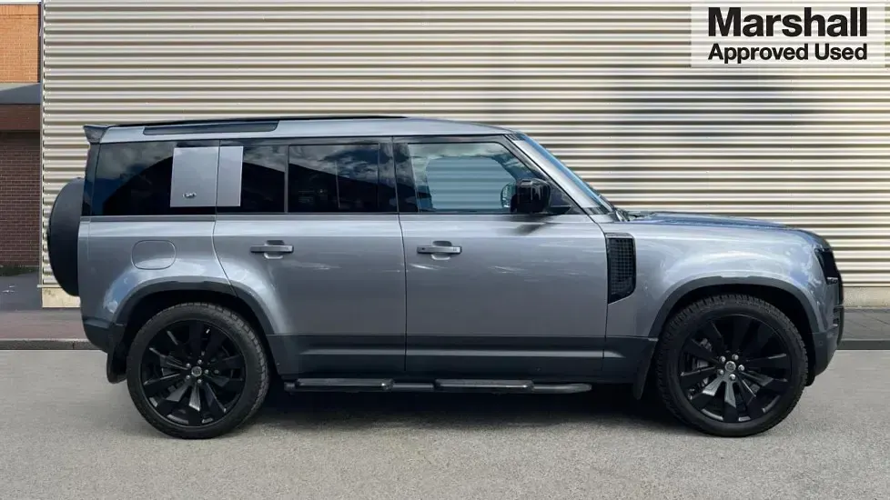 Used Land Rover Defender SE 300 HP (220 kW) 2021 Eiger grey metallic SUV