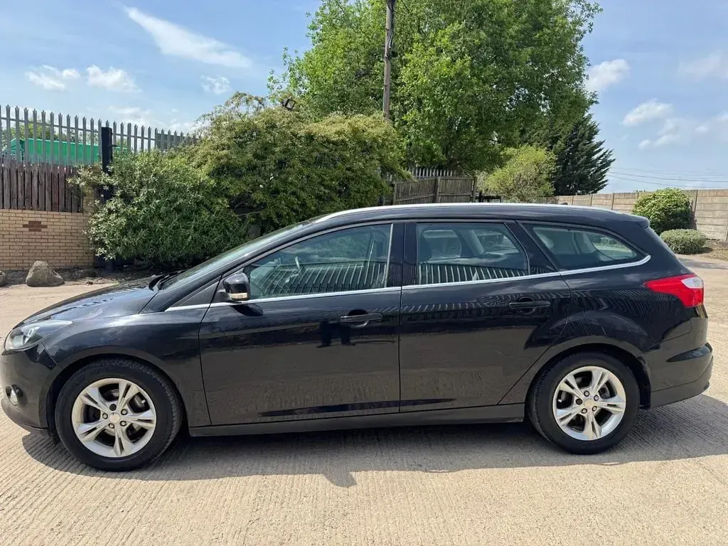 Used Ford Focus Zetec 125 HP (91 kW) 2011 Black Estate