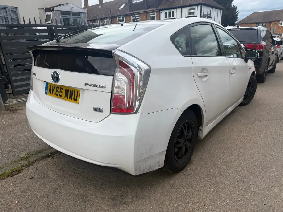 Used Toyota Prius T3 2015 White Hatchback
