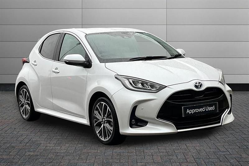 Used Toyota Yaris Hybrid 116 HP (85 kW) 2023 White Hatchback