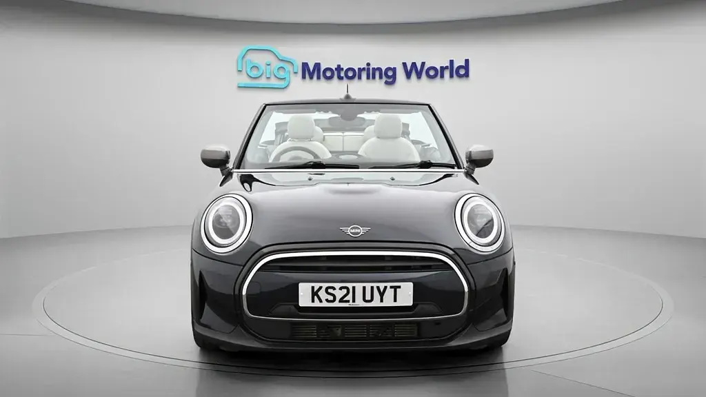Usado Mini Cooper Cabriolet Exclusive 136 HP (100 kW) 2021 Preto Cabrios