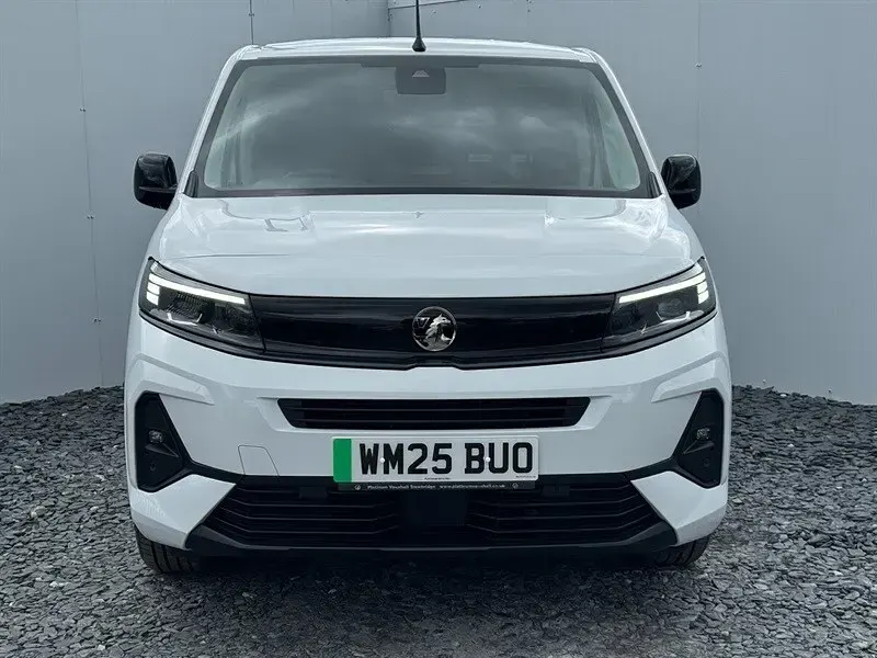 Used Vauxhall Combo 100 kW (136 HP) 2025 White MPV