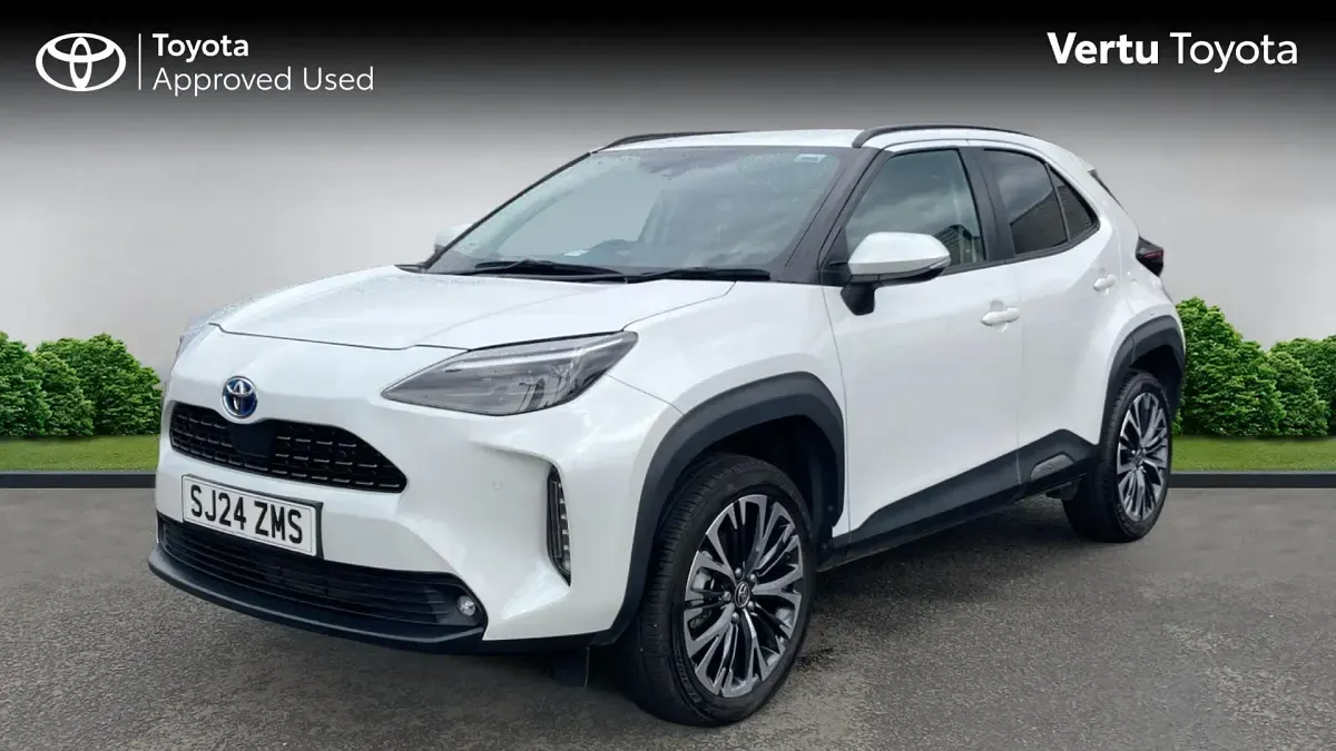 Used Toyota Yaris Hybrid 116 HP (85 kW) 2024 Platinum white pearl Estate