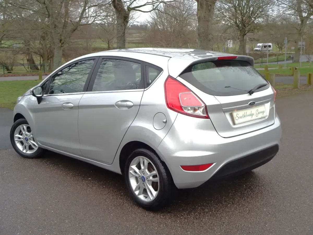 Używany Ford Fiesta Zetec 82 KM (60 kW) 2014 Srebrny Hatchback