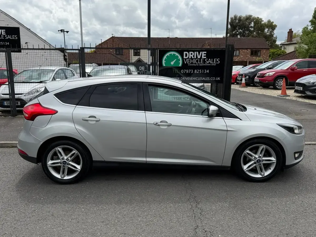 Used Ford Focus Zetec 120 HP (88 kW) 2015 Silver Hatchback