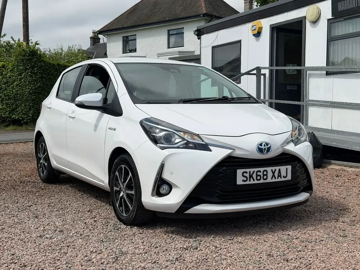 Used Toyota Yaris 100 HP (73 kW) 2018 White Hatchback