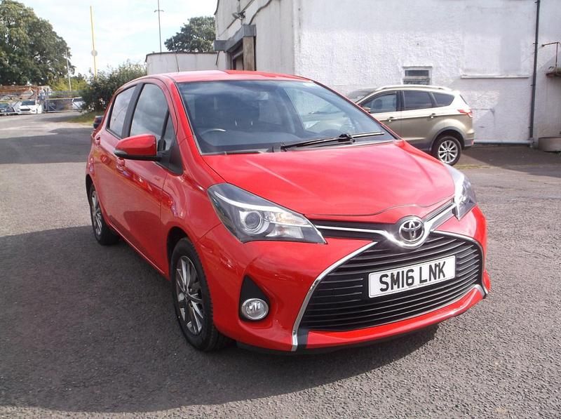 Used Toyota Yaris 99 HP (72 kW) 2016 Red Hatchback