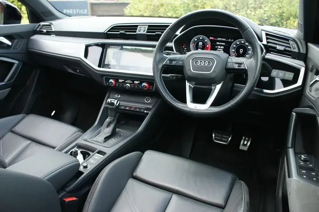Używany Audi Q3 Advanced 200 KM (147 kW) 2021 Niebieski SUV