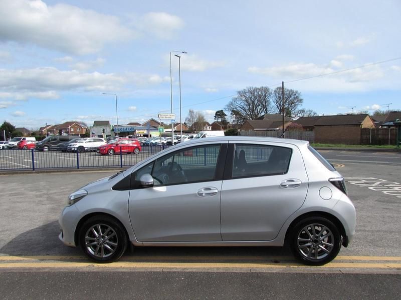 Used Toyota Yaris 99 HP (72 kW) 2014 Silver Hatchback