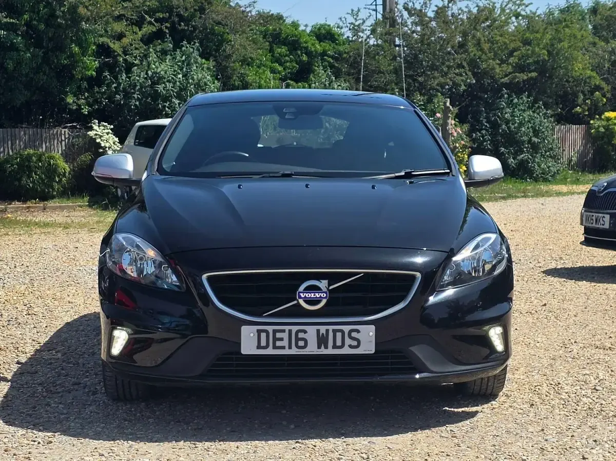 Used Volvo V40 R-Design 122 HP (89 kW) 2016 Black Hatchback