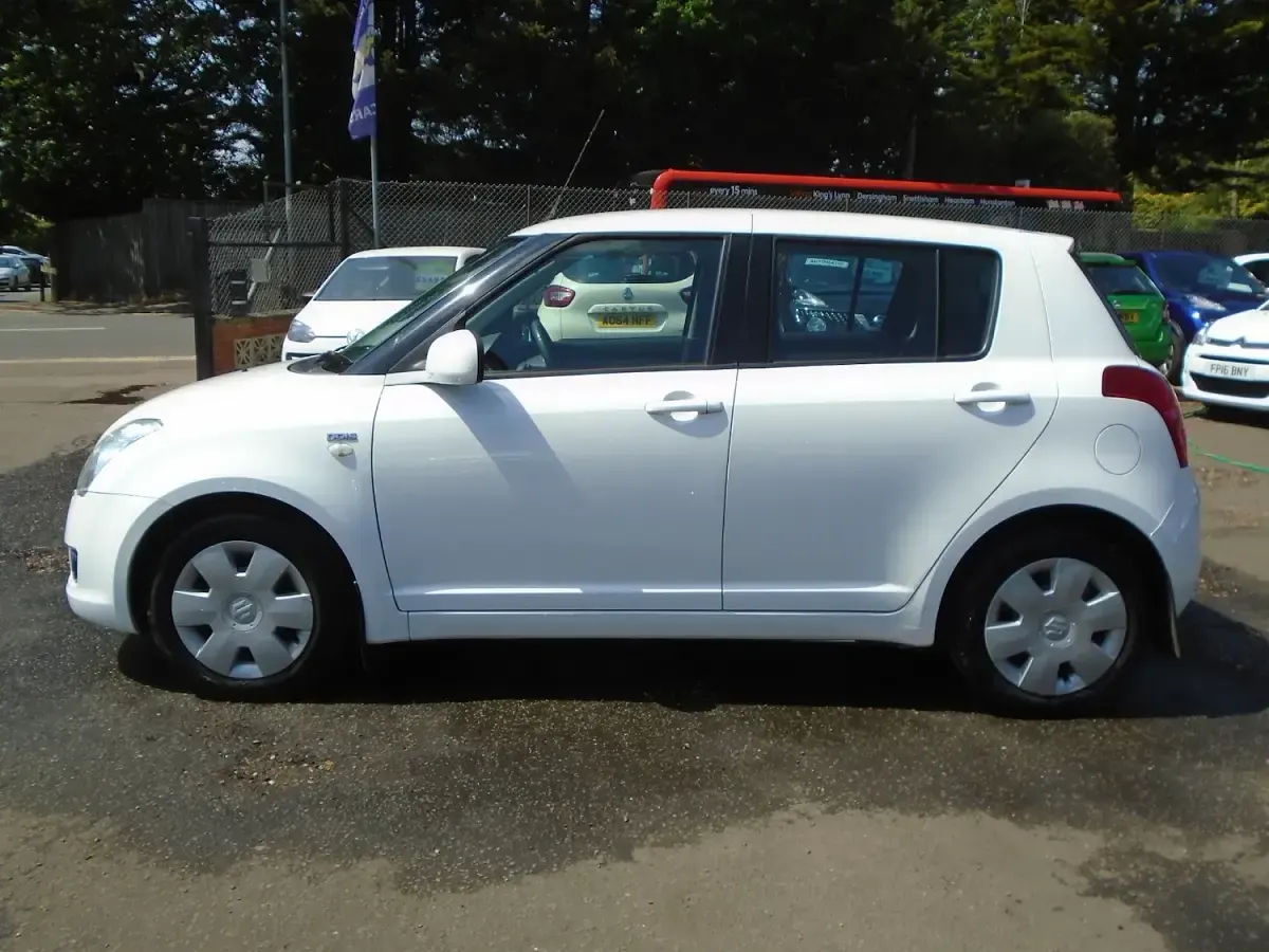 Used Suzuki Swift SZ3 70 HP (51 kW) 2010 White Hatchback