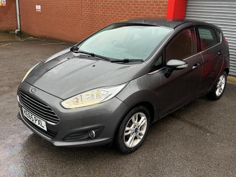 Begagnad Ford Fiesta Zetec 2016 Grå Halvkombi