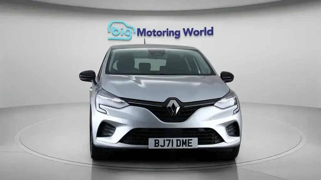 Used Renault Clio Iconic 140 HP (102 kW) 2021 Silver Hatchback