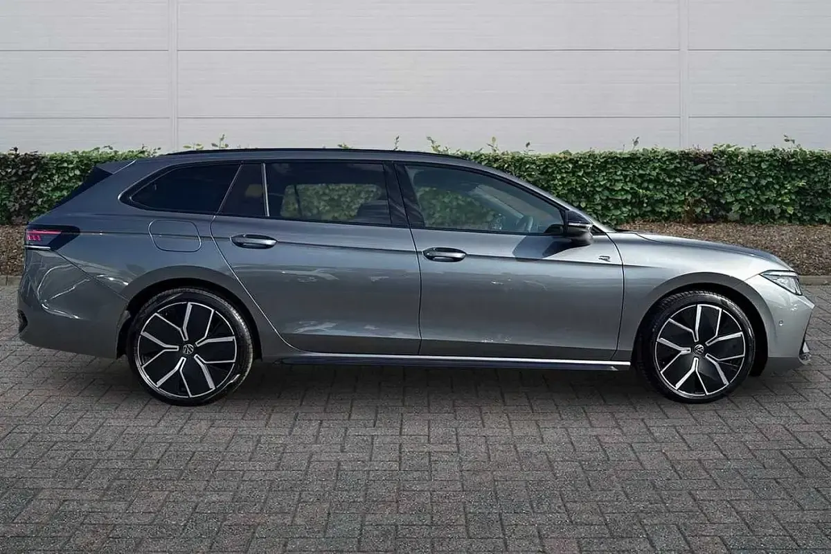 New VW Passat R-line 150 HP (110 kW) 2026 Diabase grey Estate