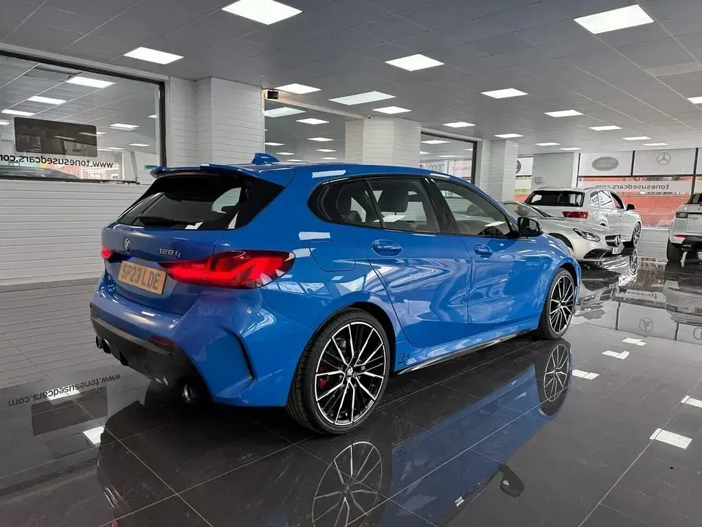 Begagnad BMW 128 265 HK (194 kW) 2023 Blå Halvkombi