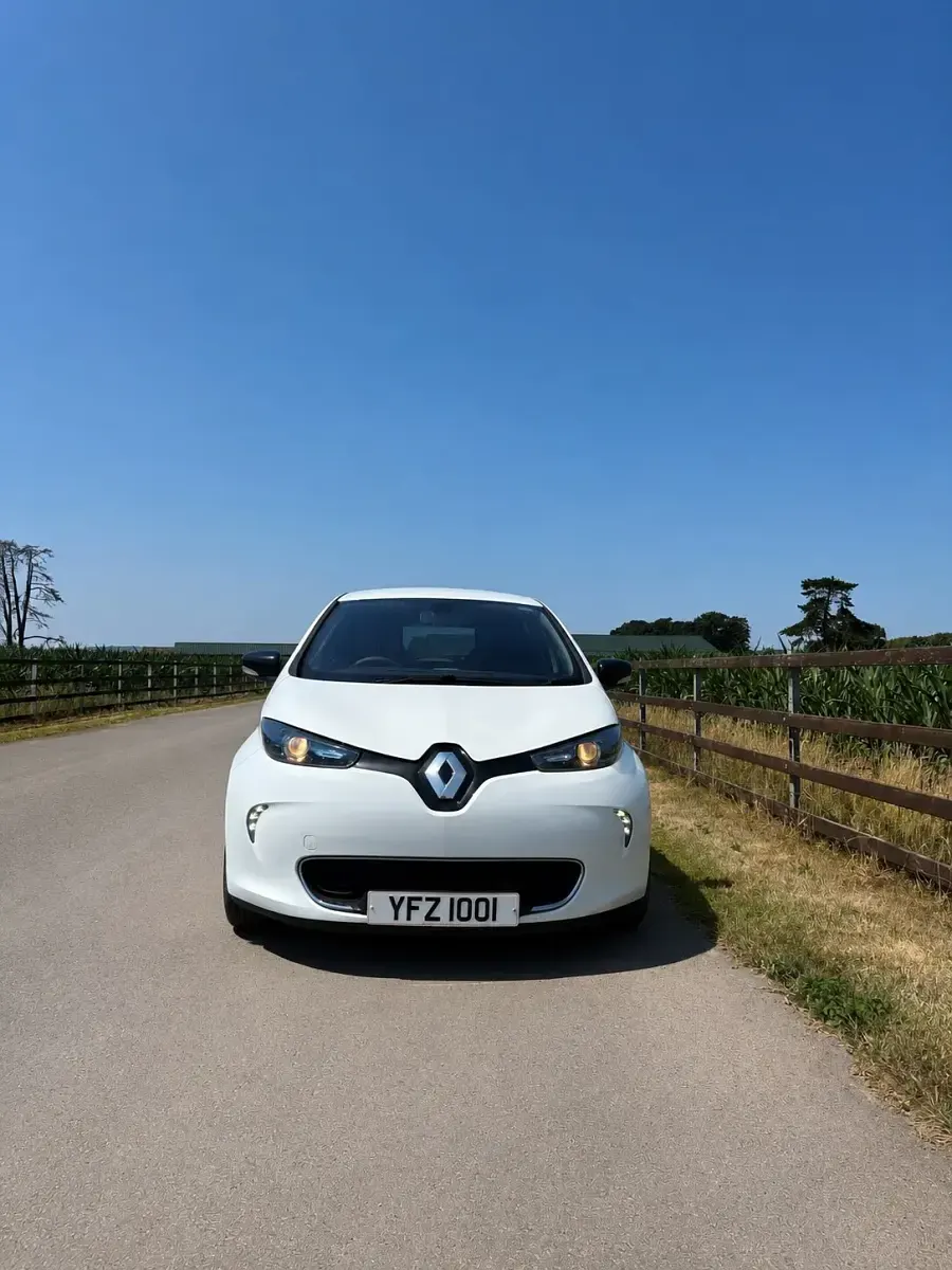 Used Renault Zoe Expression 64 kW (88 HP) 2015 White Hatchback