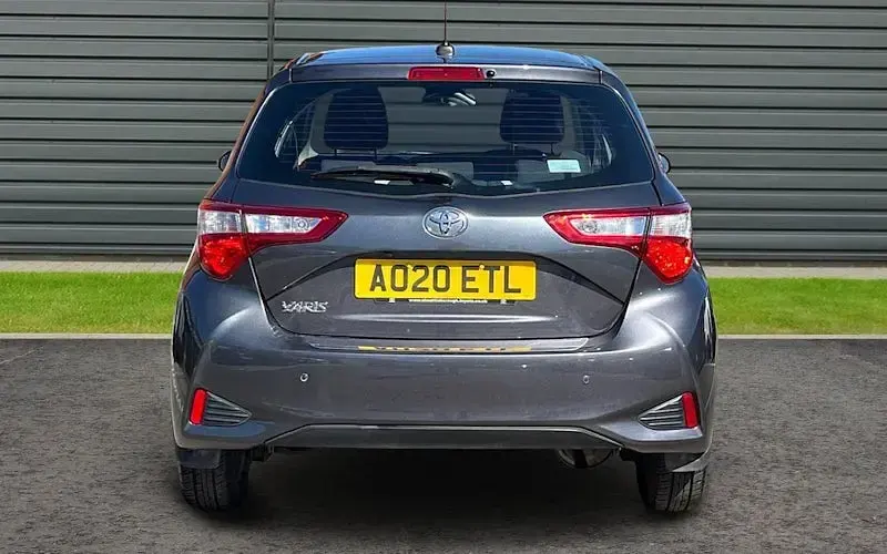 Begagnad Toyota Yaris 72 HK (52 kW) 2020 Grå Halvkombi