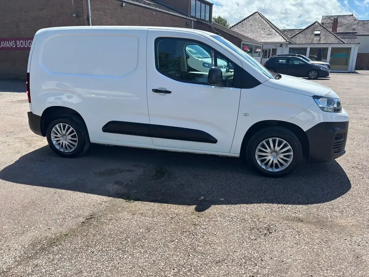 Used Citroën Berlingo 75 HP (55 kW) 2019 White MPV
