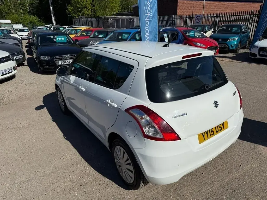 Usado Suzuki Swift 94 HP (69 kW) 2015 Branco Citadino