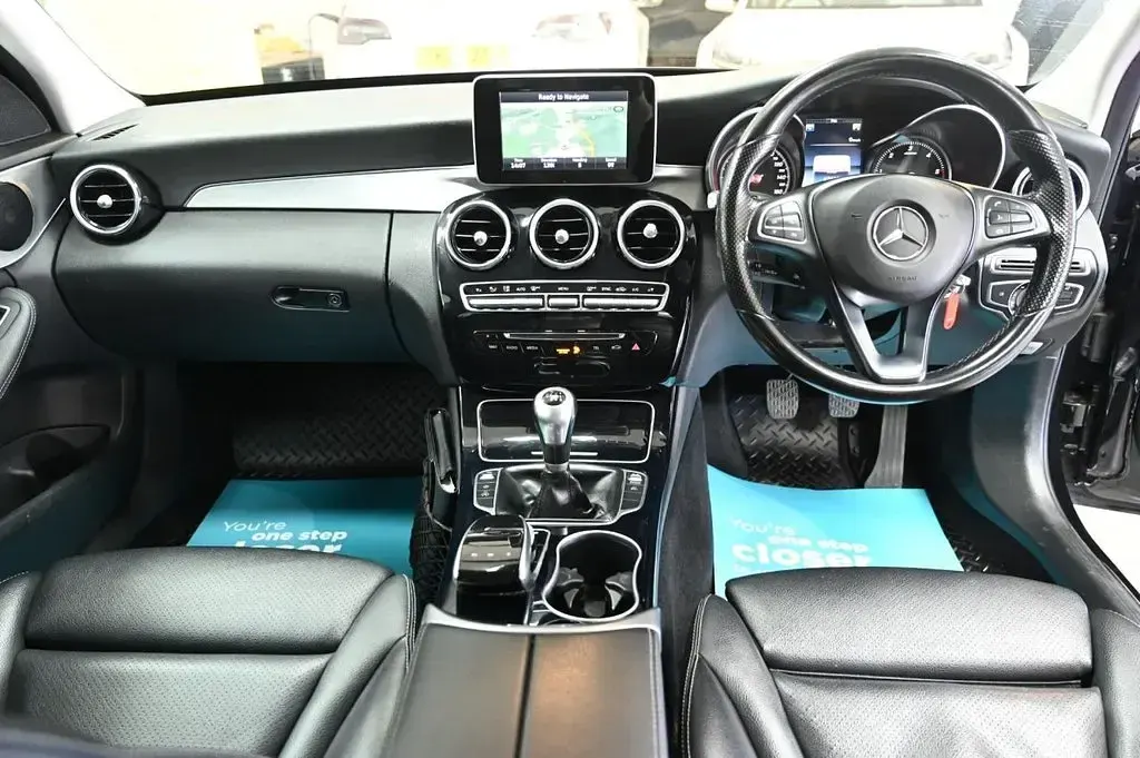 Usado Mercedes C200 136 CV (100 kW) 2016 Negro Familiar