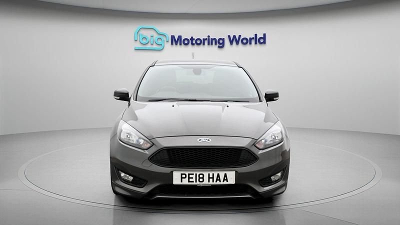Used Ford Focus ST-Line X 140 HP (102 kW) 2017 Grey Hatchback