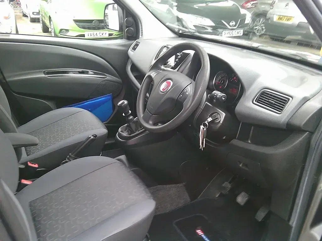 Usado Fiat Doblò Easy 2015 Cinzento Monovolume