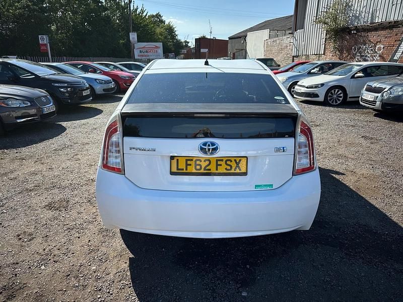Used Toyota Prius 70 HP (51 kW) 2023 White Sedan