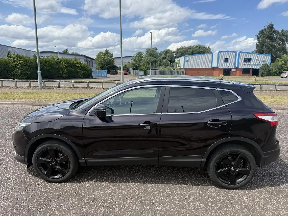 Used Nissan Qashqai N-Connecta 110 HP (80 kW) 2016 Black SUV