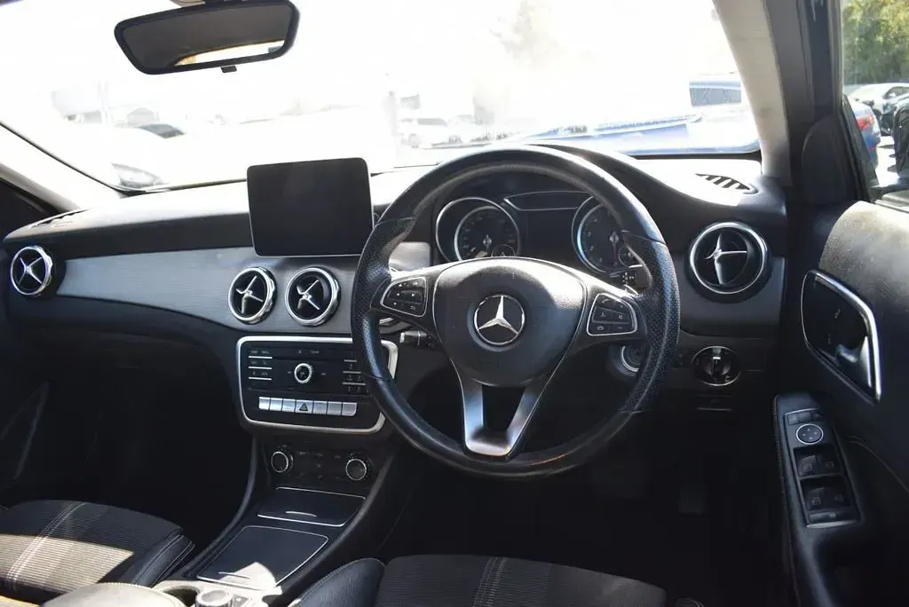 Used Mercedes GLA180 Urban 122 HP (89 kW) 2019 Black SUV