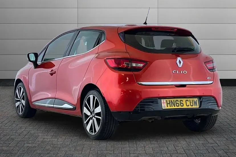 Used Renault Clio Dynamique 90 HP (66 kW) 2016 Flame red Hatchback