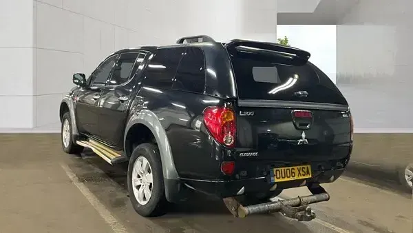 Käytetty Mitsubishi L200 Elegance 134 HP (98 kW) 2006 Musta Nouto